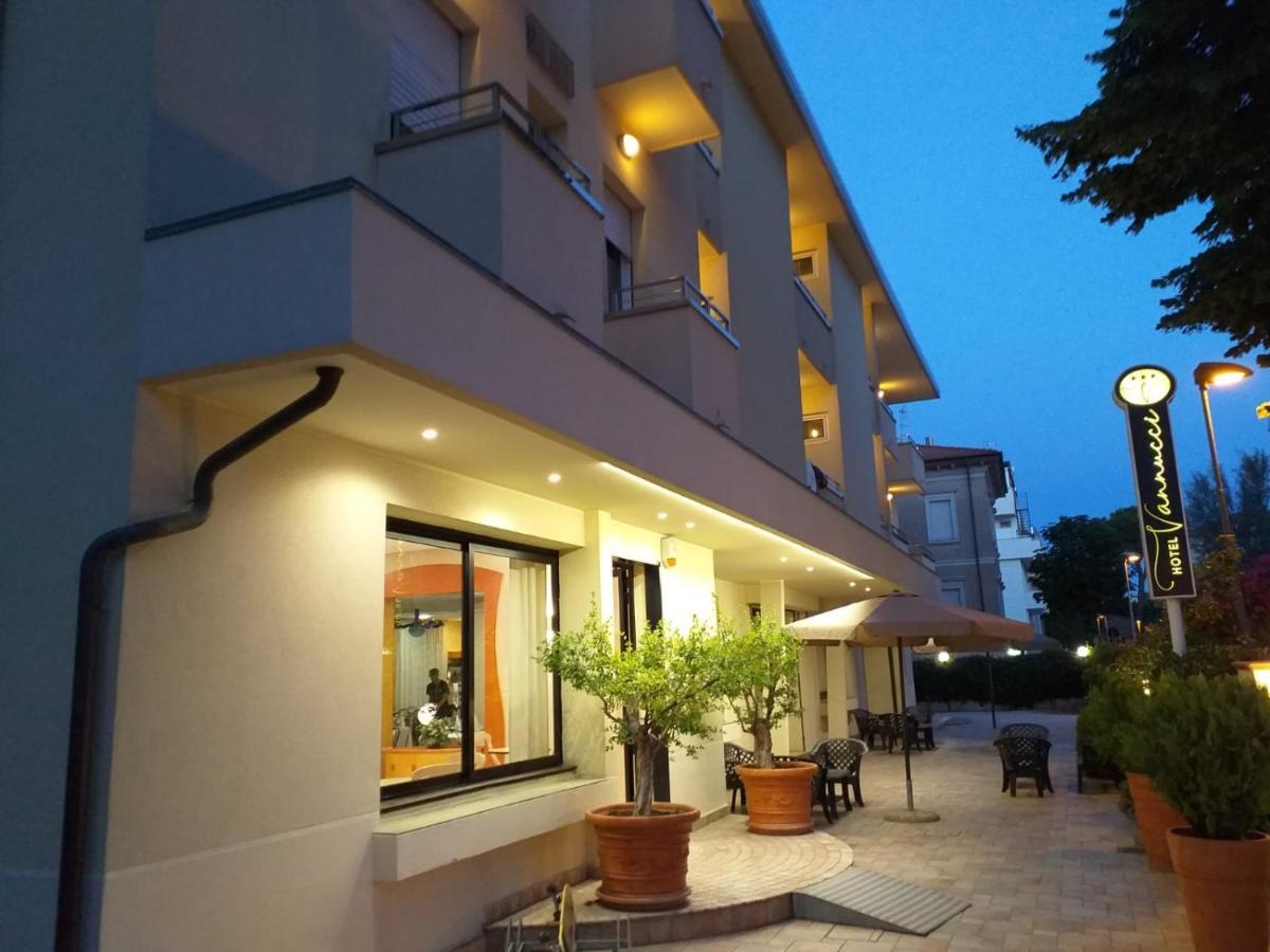 Hotel Vannucci リミニ エクステリア 写真