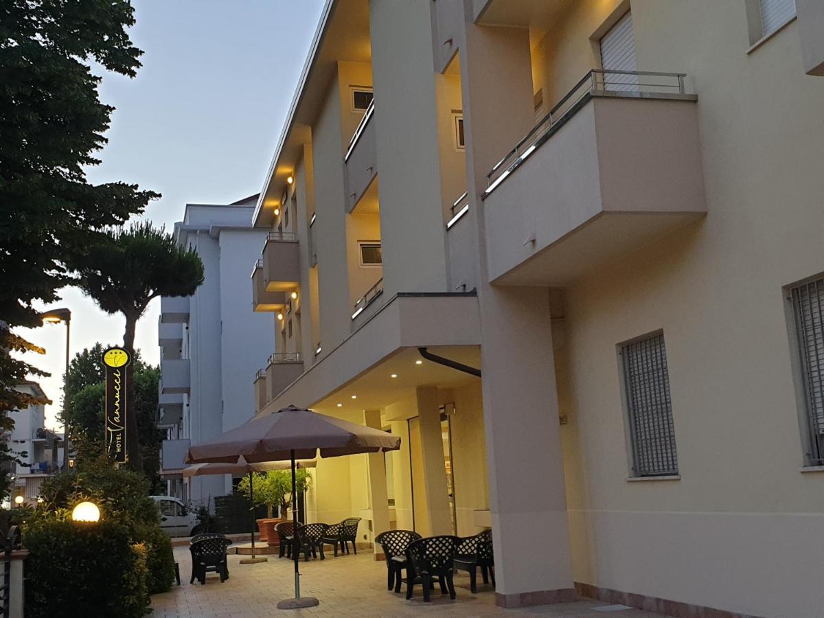 Hotel Vannucci リミニ エクステリア 写真