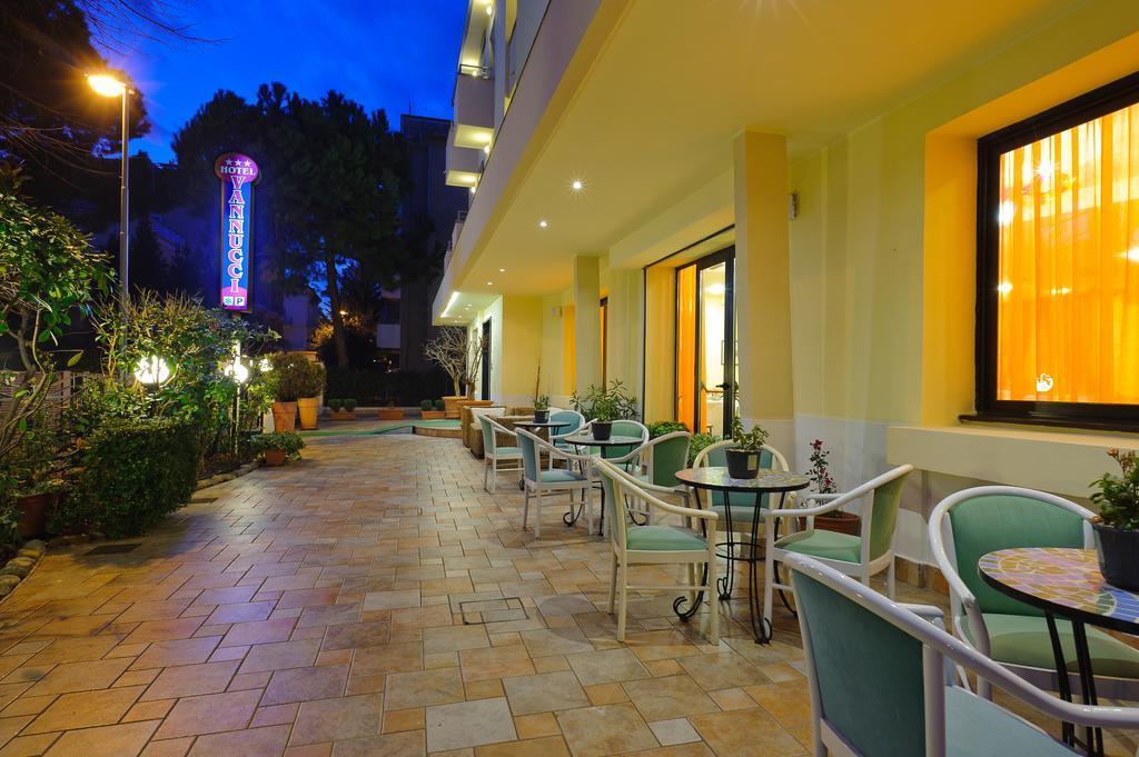 Hotel Vannucci リミニ エクステリア 写真